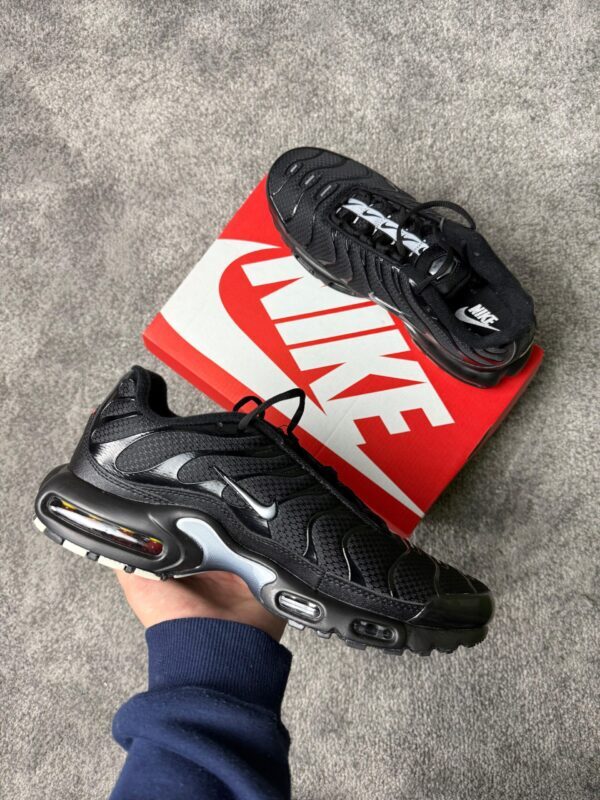 Nike AIR MAX PLUS BLACK TN bijeli nike logo