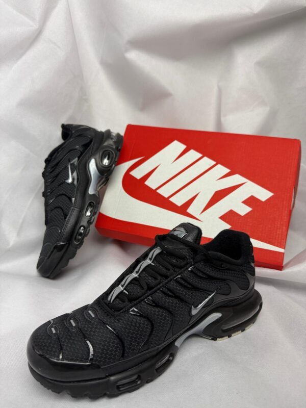 Nike AIR MAX PLUS BLACK TN bijeli nike logo